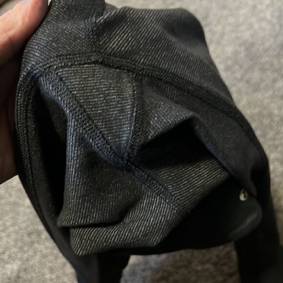 Size 4 Lululemon Lightly Striped Crops - Picture 4 of 4